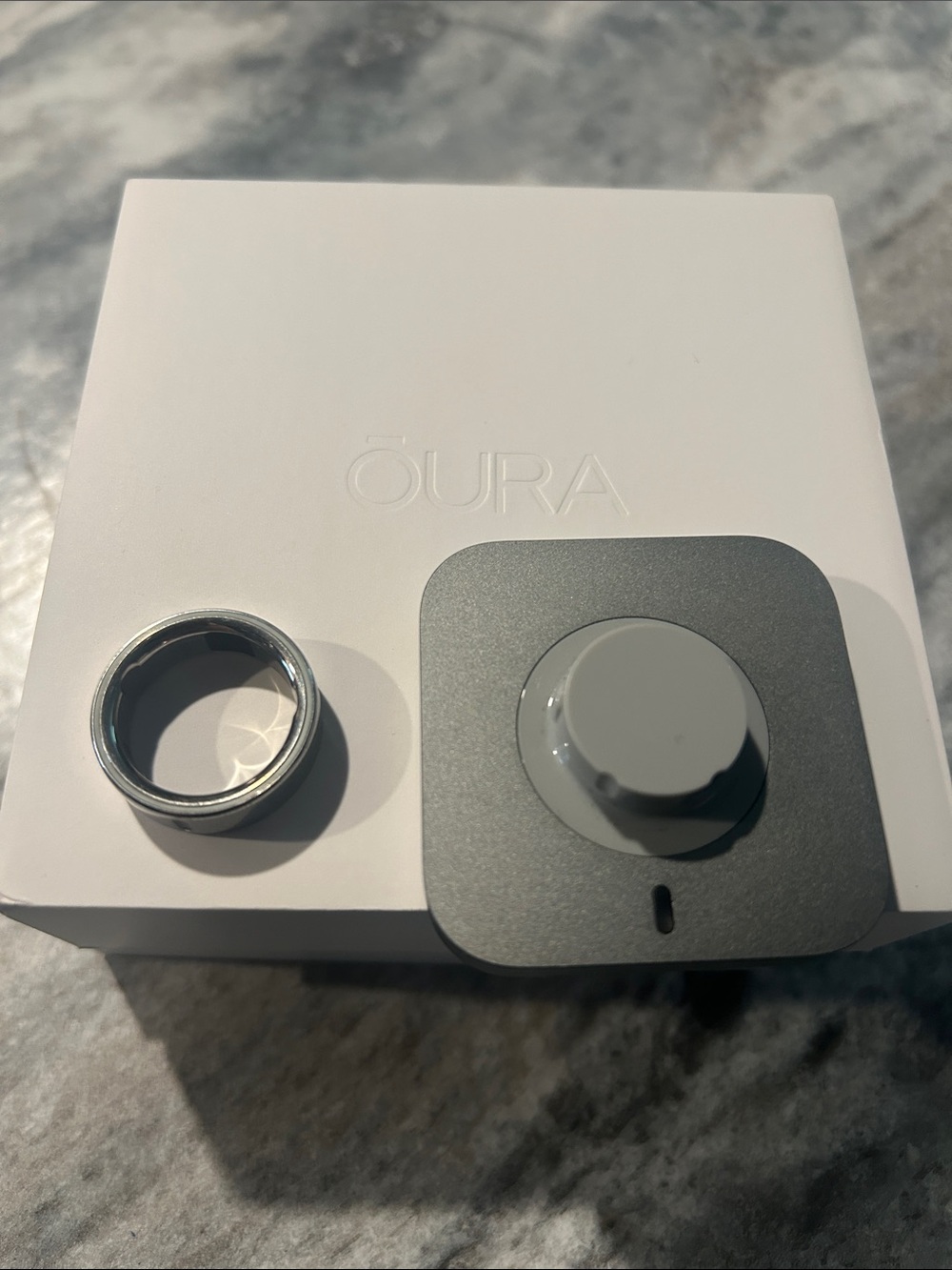 Oura 4 Silver Smart Ring with Gray Magnetic Charger